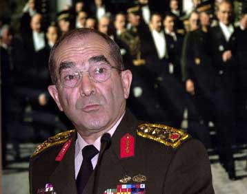 Να συμβάλει στη λύση του Κυπριακού ζητά από το στρατηγό Οζκιόκ η Αθήνα