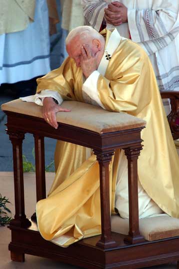 «Ασημένια» λάμψη για τον Πάπα Ιωάννη Παύλο Β και σενάρια διαδοχής στο Βατικανό