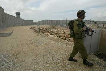 Στην τακτική της εκδίωξης Παλαιστινίων από τη Δ.Όχθη επιστρέφει το Ισραήλ