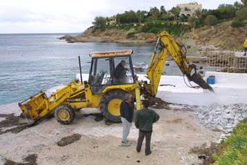 Με μπουλντόζες επανήλθαν τα συνεργεία κατεδάφισης στην ανατολική Αττική