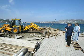 Συνεχίζονται οι κατεδαφίσεις αυθαιρέτων, σπαζοκεφαλιά αποτελεί όμως το Μικρολίμανο