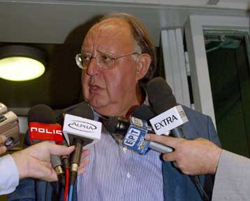 Τα «όπλα» του προεκλογικού τους αγώνα ετοιμάζουν ΠΑΣΟΚ και Νέα Δημοκρατία