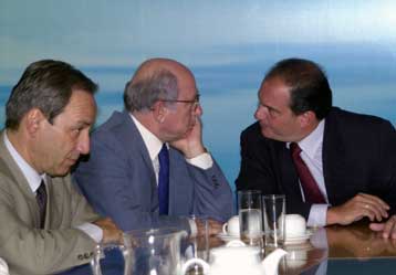 Το ελάχιστο εγγυημένο εισόδημα απασχολεί εκ νέου το ΠΑΣΟΚ και τη Νέα Δημοκρατία