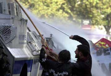 Συγκρούσεις αστυνομίας και υποστηρικτών του Αμπ.Οτζαλάν στην Κωνσταντινούπολη