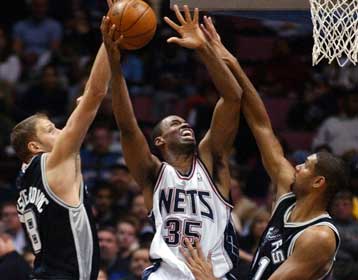 Μέρες Ιουνίου θύμισε η σπουδαία νίκη των Σπερς επί των Νετς με 85-71