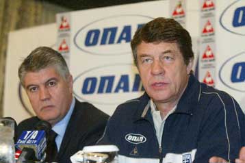 Μέχρι το καλοκαίρι του 2006 στον πάγκο της εθνικής ο Ότο Ρεχάγκελ