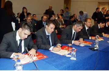 Εθελοντές των Αγώνων της Αθήνας και οι παίκτες της εθνικής ομάδας ποδοσφαίρου