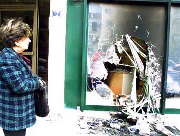 Μπαράζ επιθέσων με γκαζάκια σε πέντε τράπεζες και σε γραφείο της Νέας Δημοκρατίας