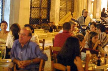 Προσωρινή αναστολή κατεδάφισης για οκτώ παραλιακές ταβέρνες στον Σχοινιά