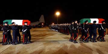 Έφτασαν στη Ρώμη οι σοροί των 18 Ιταλών που βρήκαν τον θάνατο στη Νασιρίγια