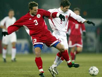 Υπό αμφισβήτηση τα φαβορί, με δύσκολο 2-1 της Ισπανίας και ήττες για Ολλανδία,Τουρκία