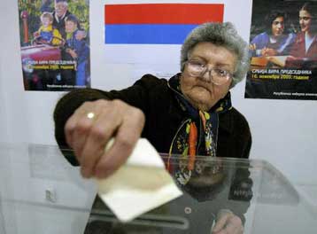 Ακυρες οι νέες προεδρικές εκλογές στη Σερβία, ενδυναμωμένοι όμως οι υπερεθνικιστές