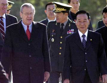 Στη Σεούλ ο Ράμσφελντ για το θέμα της Β.Κορέας και την παρουσία των ΗΠΑ στην περιοχή