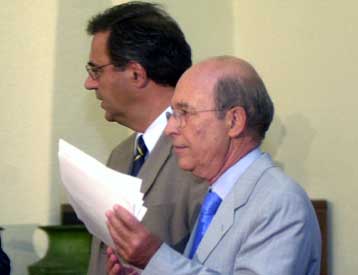 Τον προϋπολογισμό του 2004 παρουσιάζει στον πρωθυπουργό ο Νίκος Χριστοδουλάκης