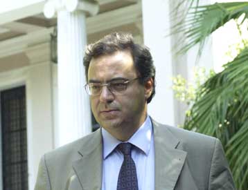 Σταθεροποιητικό και αναπτυξιακό έκρινε το Μέγαρο Μαξίμου τον προϋπολογισμό του 2004