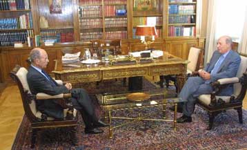 Θέματα εξωτερικής πολιτικής και οικονομίας συζήτησαν Στεφανόπουλος και Σημίτης