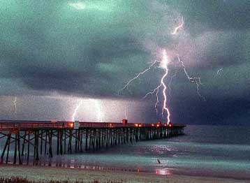 Λανθασμένη η θεωρία για τη δημιουργία των κεραυνών, υποστηρίζει αστροφυσικός