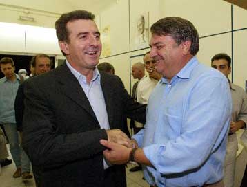 Οριστικοποιείται η συνεργασία ΠΑΣΟΚ και ΑΕΚΑ στις εκλογές