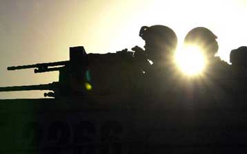 Οι ΗΠΑ συνέχισαν για τρίτη ημέρα το σφυροκόπημα θέσεων της ιρακινής αντίστασης