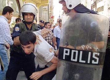 Δικαστικοί όμηροι διαδηλωτών του ΡΚΚ στην Κωνσταντινούπολη