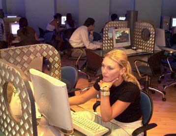 Υπερδιπλασιάστηκε την τελευταία τριετία η διείσδυση του Διαδικτύου στην Ελλάδα