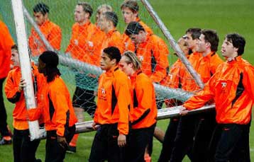 Τα πέντε τελευταία εισιτήρια του EURO 2004 παίζονται την Τετάρτη