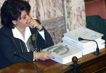 Μισθωτοί και συνταξιούχοι του Δημοσίου οι κερδισμένοι από το νέο προϋπολογισμό