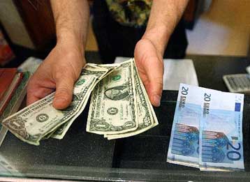 Σε νέο ιστορικό ρεκόρ η ισοτιμία του ευρώ έναντι του δολαρίου