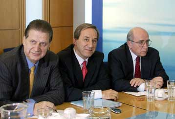 Εγκάρδιο το κλίμα στη συνάντηση Σουφλιά – Πολύδωρα υπό το βλέμμα του προέδρου της ΝΔ