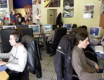 Νέος, άνδρας και ευκατάστατος ο μέσος επισκέπτης του Διαδικτύου στη χώρα μας