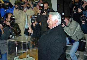 Επίσημη διάλυση του κυβερνώντος μεταρρυθμιστικού συνασπισμού της Σερβίας DOS