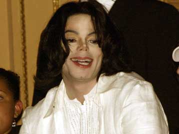 Την παράδοση του Μάικλ Τζάκσον ζήτησαν οι αστυνομικές Αρχές της Καλιφόρνια
