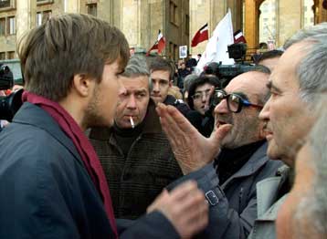 Δεκάδες τραυματισμοί από συγκρούσεις αντιπάλων και υποστηρικτών του Σεβαρντνάντζε