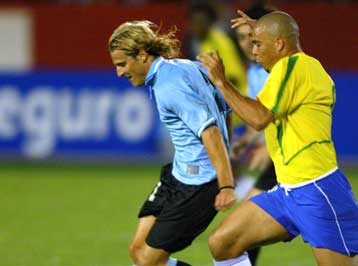 Συγκλονιστικό 3-3 για Βραζιλία και Ουρουγουάη στα προκριματικά του Μουντιάλ 2006