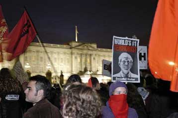 Συνάντηση Μπους-Μπλερ εν μέσω διαδηλώσεων στο Λονδίνο