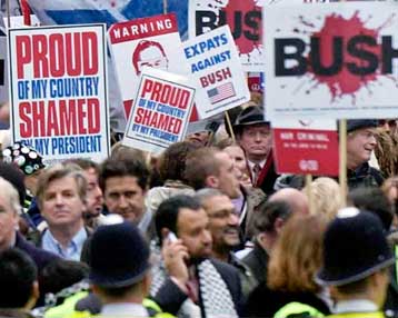 Χιλιάδες Βρετανοί διαδήλωσαν κατά του Τζ.Ο.Μπους και του πολέμου στο Ιράκ