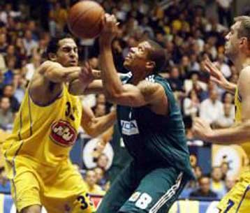 Βαριά ήττα για τον Παναθηναϊκό, 97-75 από τη Μακάμπι – Yπέκυψε ο Ολυμπιακός