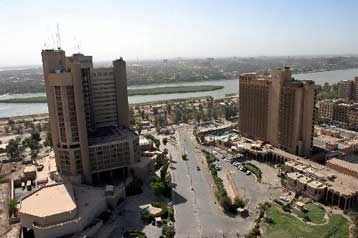 Επιθέσεις με ρουκέτες δέχθηκαν δύο ξενοδοχεία και το υπουργείο Πετρελαίου στη Βαγδάτη