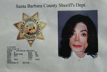 Στις Αρχές της Καλιφόρνια παραδόθηκε ο Μάικλ Τζάκσον και αφέθη ελεύθερος με εγγύηση