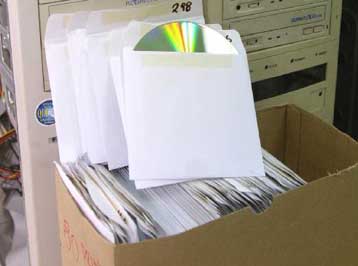 Σκέψη για δίωξη των αγοραστών πλαστών CD από την IFPI