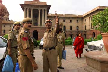 Τουλάχιστον 26 τραυματίες από έκρηξη βόμβας σε τέμενος ανατολικά της Βομβάης