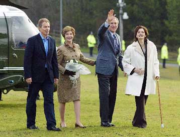 Ο Τόνι Μπλερ αποχαιρετά τον Μπους και ετοιμάζεται για την υποδοχή Σιράκ στο Λονδίνο