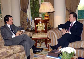 Υπέρ ενισχυμένου ρόλου του ΝΑΤΟ απέναντι στην τρομοκρατία τάχθηκε ο λόρδος Ρόμπερτσον