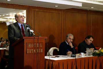 Για φιλελεύθερη πολιτική που ενισχύει τη ΝΔ κατηγορεί τον Σημίτη ο Κωνσταντόπουλος