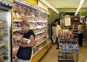 Νέο «πάγωμα» τιμών για έξι μήνες αναμένεται να ζητήσει η κυβέρνηση από τον Ιανουάριο