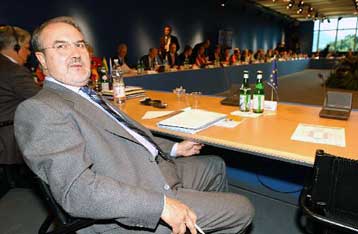 Αγωνιώδης προσπάθεια στην ΕΕ για συμβιβαστική λύση στο θέμα των ελλειμμάτων