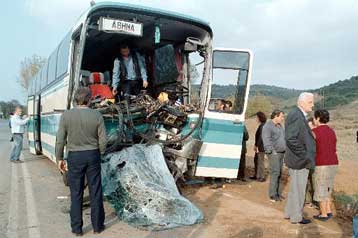 Τουλάχιστον 13 τραυματίες από καραμπόλα τριών οχημάτων στην Κύμη