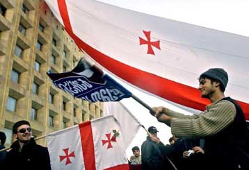 Ο Σεβαρντνάντζε παραμένει στη Γεωργία – Σταδιακή αποκατάσταση της τάξης στη χώρα