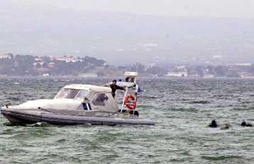 Σκάφος με 70 λαθρομετανάστες που βρίσκεται σε κίνδυνο εντοπίστηκε κοντά στη Σάμο