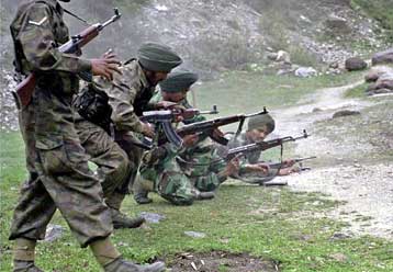 Σε ισχύ από τα μεσάνυχτα η συμφωνία Ινδίας και Πακιστάν για εκεχειρία στο Κασμίρ